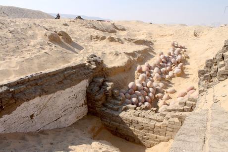 Le bateau du pharaon et les 120 dessins À l'entrée, les Égyptiens avaient déposé des dizaines de jarres renversées. Un rituel d'eau ?