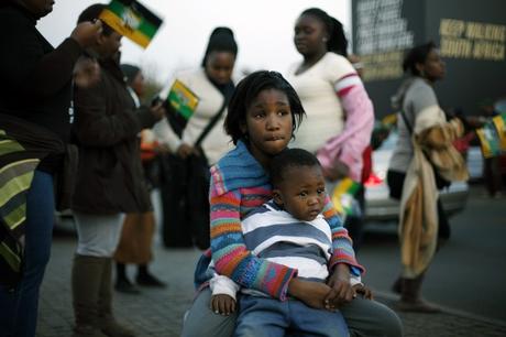 Devant la maison de Mandela à Soweto (©Jérôme Delay-AP)