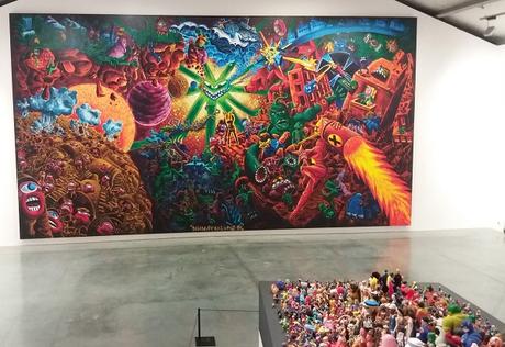 Hervé Di Rosa, Magicien du Monde à lui tout seul Hervé Di Rosa, Dirosapocalypse, 1984, 4x8m; collection de figurines au 1er plan