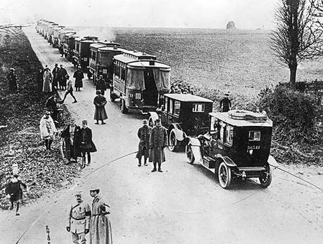 8 septembre 1914 : notre destin se joue maintenant ! Les taxis parisiens réquisitionnés transportent nos troupes vers la Marne