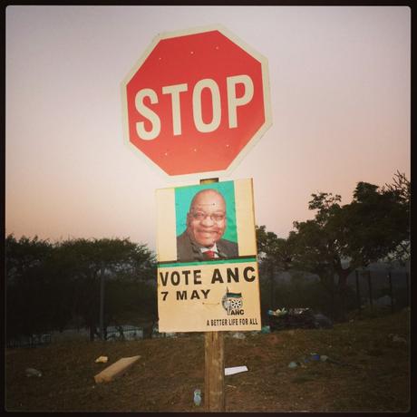 Devant la résidence de Zuma à Nkandla (©Sébastien Hervieu)