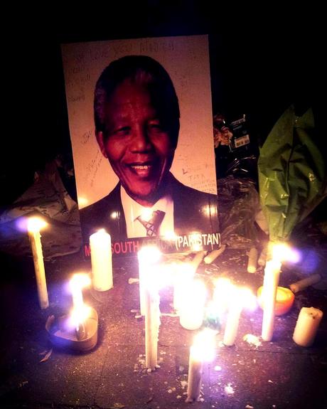 Portrait de Mandela devant l'hôpital (©Sébastien Hervieu)