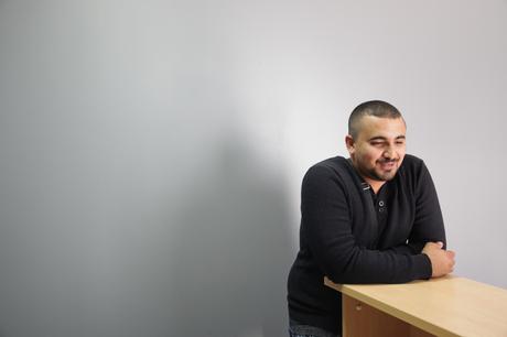 Fateh dans son auto-école. © E.R Fateh dans son auto-école. © E.R
