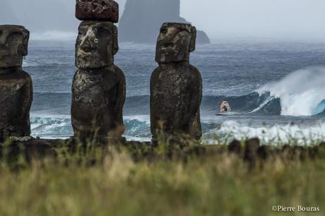 Manu fend les vagues de l'île de Pâques entre deux ateliers de sensibilisation à la pollution plastique. Pierre Bouras manu-ile-de-paques