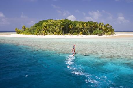 Carine Camboulives dans les îles Marshall. Un décor paradisiaque pourtant menacé par le changement climatique. Max Houyvet carine-ile-marshall-photo-max-houyvet