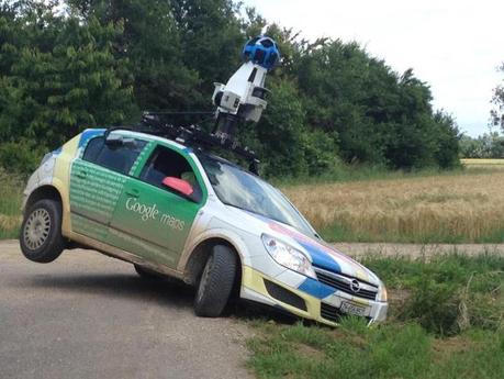 QUI EST RESPONSABLE QUAND UNE GOOGLE CAR ÉCRASE UN PASSANT ? COMMENT JUGER LES MACHINES ? Un accident de voiture sans chauffeur : aucun cadre juridique n'est encore prévu