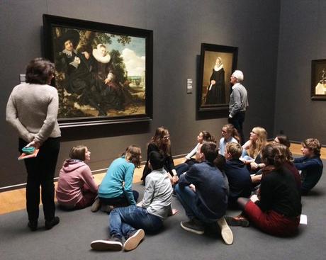 LA DISCUSSION ET L’EMPATHIE MENACÉES PAR LES PORTABLES ? Le même groupe de lycéens photographiés un peu plus tôt discutant d'un tableau...