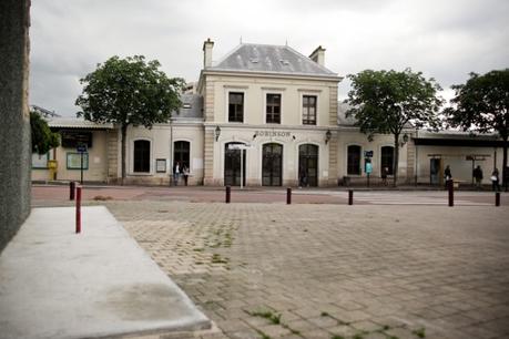 Devant la gare RER de Robinson : le 4 juillet, sur cette dalle, la borne de retrait sera opérationnelle. © Elodie Ratsimbazafy