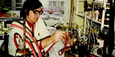 Le Pr Kalvins dans son laboratoire au milieu des années 80