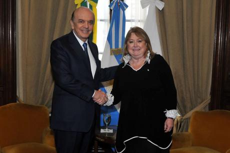 Le ministre brésilien des relations extérieures, José Serra, rend visite à son homologue argentine, Susana Malcorra, à Buenos Aires, le 23 mai.