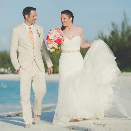 Traditions mariage-Robe de mariée blanche et bouquet de fleurs