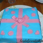le gâteau cadeau d'adèle - Le blog de lesdelicesdethithoad