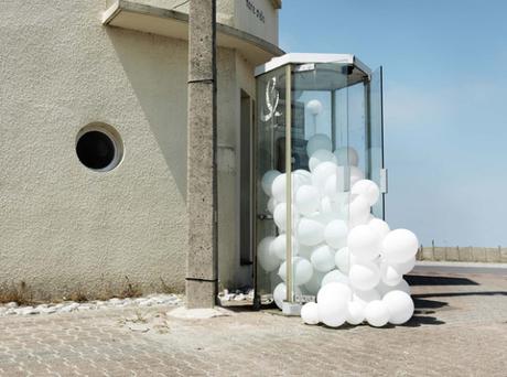 Des nuages de ballons colonisent le paysage dans cette série de photos