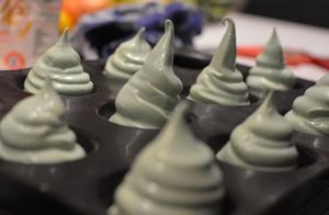 pavlova-sapin-noel-2 avant la cuisson les pavlova sapin de noel dans des moules en silicone - recette assiettes et gourmandises