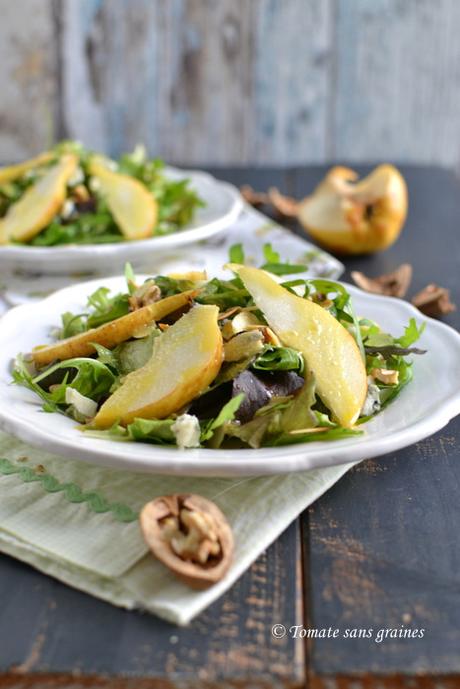 Salade de mesclun à la poire et au roquefort Salade de mesclun à la poire et au roquefort