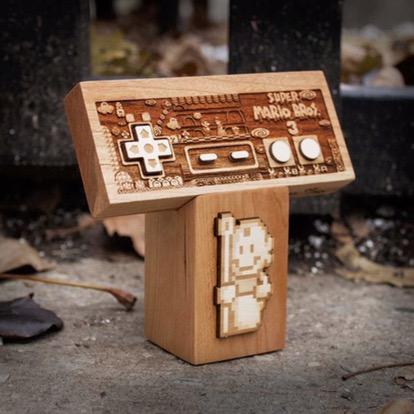 Et hop, un peu de retrogaming et une goutte de pop culture pour de magnifiques œuvres en bois. Et hop, un peu de retrogaming et une goutte de pop culture pour de magnifiques œuvres en bois.