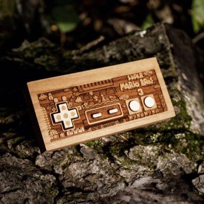 Et hop, un peu de retrogaming et une goutte de pop culture pour de magnifiques œuvres en bois. Et hop, un peu de retrogaming et une goutte de pop culture pour de magnifiques œuvres en bois.