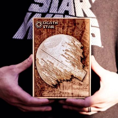 Et hop, un peu de retrogaming et une goutte de pop culture pour de magnifiques œuvres en bois. Et hop, un peu de retrogaming et une goutte de pop culture pour de magnifiques œuvres en bois.