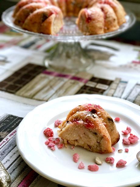 Pudding de pain festif façon “Bundt cake” aux pralines roses, cranberries, raisins blonds & au bon rhum à la vanille St Aubin !
