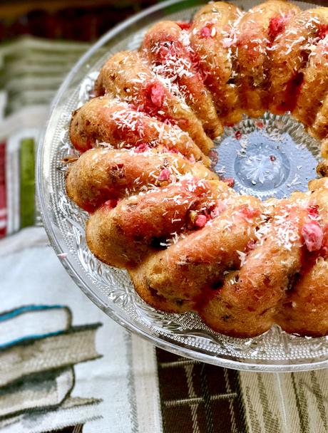 Pudding de pain festif façon “Bundt cake” aux pralines roses, cranberries, raisins blonds & au bon rhum à la vanille St Aubin !
