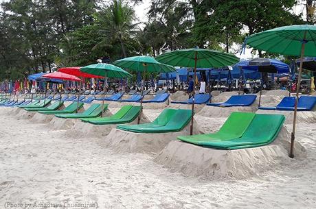 Phuket-Patong, ces lits de sable-parasols qui derangent