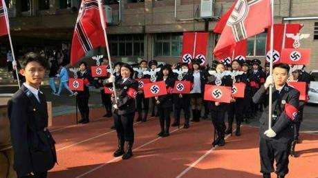 A Taïwan, des lycéens défilent déguisés en nazis
