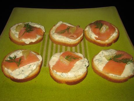 Canapés apéritifs express et légers au saumon fumé, fromage blanc à l'aneth pour grands pressés