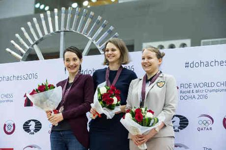Le podium du blitz féminin avec Valentina Gunina et Kateryna Lagno entourant la championne Anna Muzychuk - Photo © Maria Emelianova Le podium du blitz féminin avec Valentina Gunina et Kateryna Lagno entourant la championne Anna Muzychuk - Photo © Maria Emelianova