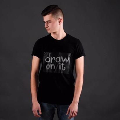 Vous allez pouvoir customiser ce t-shirt à l’infini avec des craies ! Vous allez pouvoir customiser ce t-shirt à l’infini avec des craies !