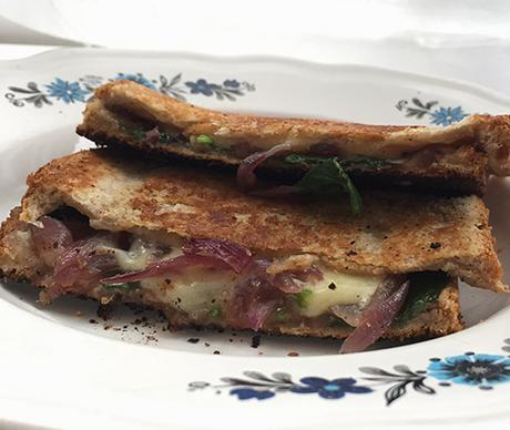 Grilled cheese aux oignons caramélisés et pousses d’épinard Grilled cheese aux oignons caramélisés et pousses d’épinard