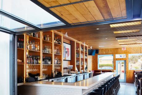 Du bois, des motifs géométriques et un plafond voûté dans ce restaurant de San Diego