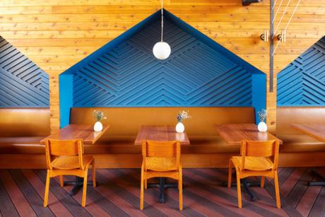 Du bois, des motifs géométriques et un plafond voûté dans ce restaurant de San Diego