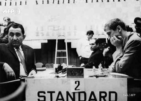 Le 8 janvier 1958, Bobby Fischer remporte à 14 ans les championnats d'echecs aux Etats-Unis. Ici en juillet 1971 à Buenos Aires - Photo © AFP Le 8 janvier 1958, Bobby Fischer remporte à 14 ans les championnats d'echecs aux Etats-Unis. Ici en juillet 1971 à Buenos Aires - Photo © AFP