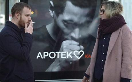 Ce panneau publicitaire va se mettre à tousser quand vous fumez devant lui ! Ce panneau publicitaire va se mettre à tousser quand vous fumez devant lui !