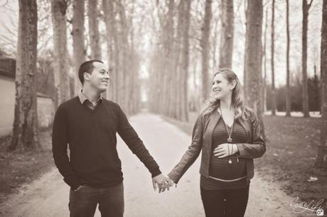 Photographe grossesse extérieur Versailles Yvelines photo couple future maman en extérieur
