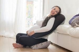 (enfin) Boutique de puériculture naturelle à Narbonne Chloé dans son coussin de maternité Les Babilleuses