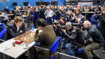 Ronde 1 du Tata Steel Chess : une nuée de photographes s'agglutine pour capter la première image du champion du monde d'échecs Magnus Carlsen - Photo © site officiel