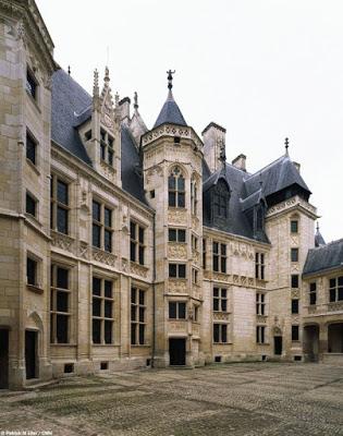 Dédicace au Salon du livre d'histoire de Bourges en février [ici]