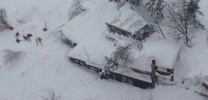 Un hôtel italien abritant une trentaine de personnes enseveli sous une avalanche