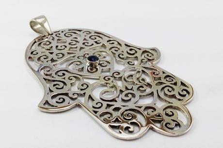 Pendentif main de fatma en or blanc pendentif fatima en or blanc avec saphir