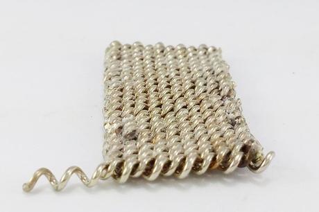 Bracelet maille milanaise en or insertion d'une cannetille pour fabrication bracelet maille milanaise