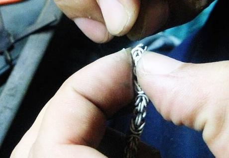 Collier maille royale assemblage des mailles royales d'un collier