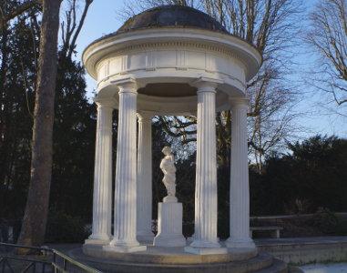 Tendre porcelaine de Saint-Cloud, Des formes et des usages au XVIIIe siècle. Tendre porcelaine de Saint-Cloud, Des formes et des usages au XVIIIe siècle.
