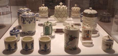 Tendre porcelaine de Saint-Cloud, Des formes et des usages au XVIIIe siècle. Tendre porcelaine de Saint-Cloud, Des formes et des usages au XVIIIe siècle.