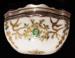 Tendre porcelaine de Saint-Cloud, Des formes et des usages au XVIIIe siècle. Tendre porcelaine de Saint-Cloud, Des formes et des usages au XVIIIe siècle.