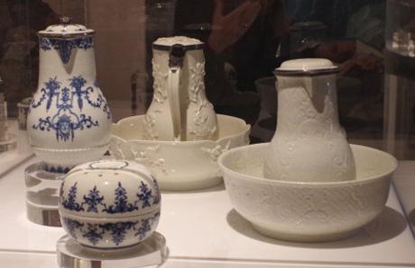 Tendre porcelaine de Saint-Cloud, Des formes et des usages au XVIIIe siècle. Tendre porcelaine de Saint-Cloud, Des formes et des usages au XVIIIe siècle.