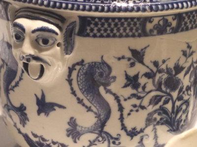 Tendre porcelaine de Saint-Cloud, Des formes et des usages au XVIIIe siècle. Tendre porcelaine de Saint-Cloud, Des formes et des usages au XVIIIe siècle.