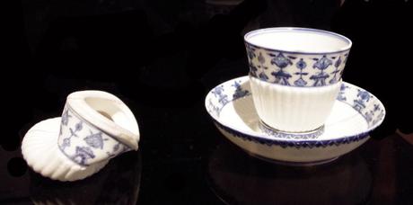 Tendre porcelaine de Saint-Cloud, Des formes et des usages au XVIIIe siècle. Tendre porcelaine de Saint-Cloud, Des formes et des usages au XVIIIe siècle.