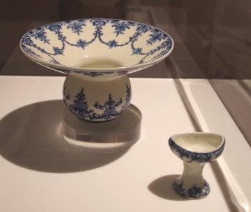 Tendre porcelaine de Saint-Cloud, Des formes et des usages au XVIIIe siècle. Tendre porcelaine de Saint-Cloud, Des formes et des usages au XVIIIe siècle.
