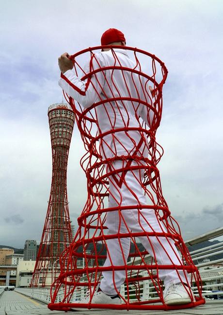 ARCHI : L’homme qui se fond dans l’architecture Pierre-Kauffmann-pika-monument-costume-03